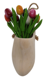 Houten fleurige tulpen in een gelakte klomp (plantenhanger)